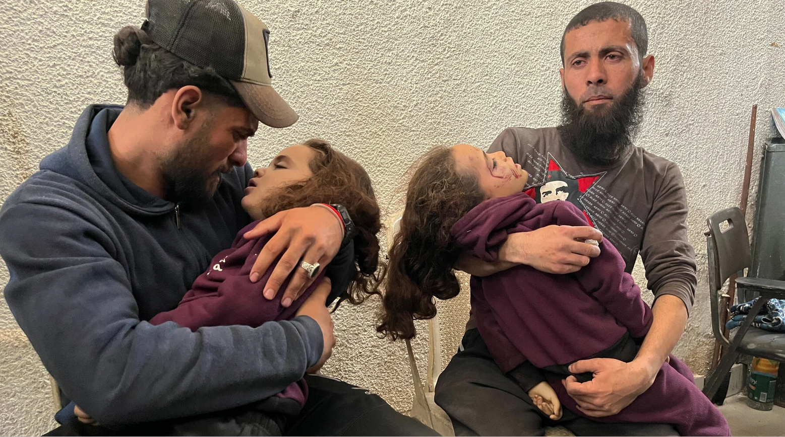 23 avril, à l'hôpital Al-Shifa de Gaza, des proches pleurent deux fillettes de la famille Abu Saif qui ont été tuées par une frappe israélienne sur une école utilisée comme refuge. (Photo : Hadi Daoud / APA images)