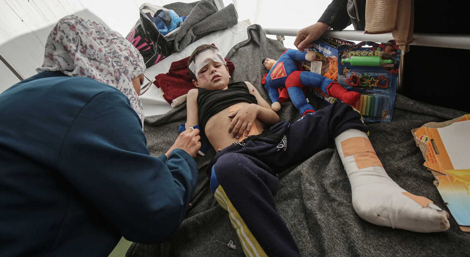 La Palestine en photos. 25 avril. Ali Faraj, 7 ans, est traité à l'hôpital de campagne koweïtien à Gaza. Le garçonnet et sa mère étaient les seuls survivants d'une frappe israélienne qui a tué le reste de leur famille, dont le père et les cinq sœurs d'Ali ainsi que de multiples membres de sa famille étendue. (Photo : Omar Ashtawy / APA images)