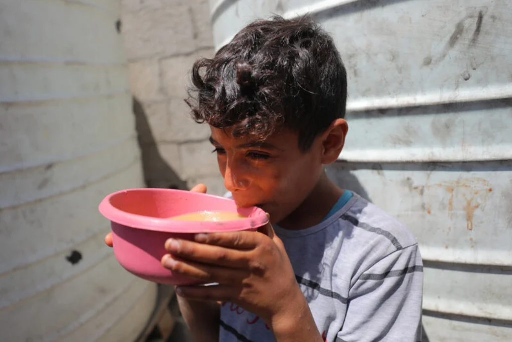 Plus de 60 jours de siège complet ont été imposés à la bande de Gaza depuis le 2 mars, date à laquelle Israël a fermé les passages et bloqué toute entrée de vivres, carburant, médicaments, équipements médicaux et autres produits essentiels. Photo : Le ministère de la Santé de Gaza met en garde : Actuellement, au moins 60 000 enfants présentent des symptômes de malnutrition.