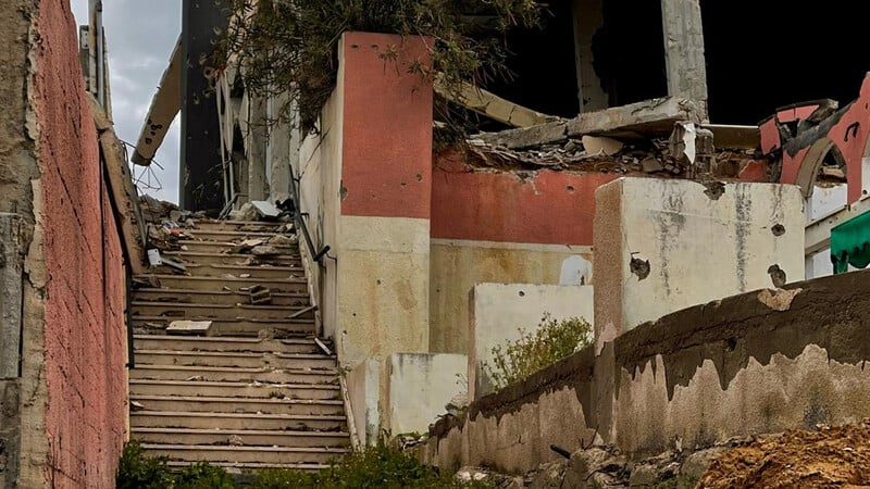 Unbâtiment détruit à Gaza, aperçu lors d'une des nombreuses évacuations de l'auteure. (Photo : Nowar Nabil Diab)