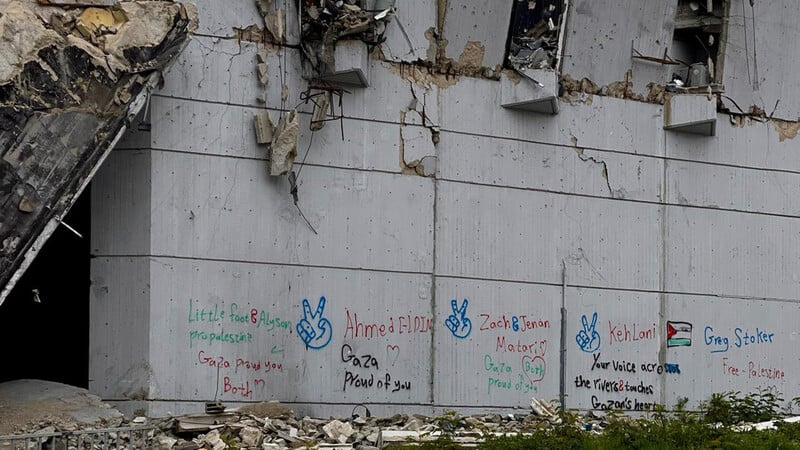 La génération mshahar. Photo : Des graffiti sur un bâtiment à Gaza même, au cours d'une des nombreuses évacuations de l'auteure. (Photo : Nowar Nabil Diab)
