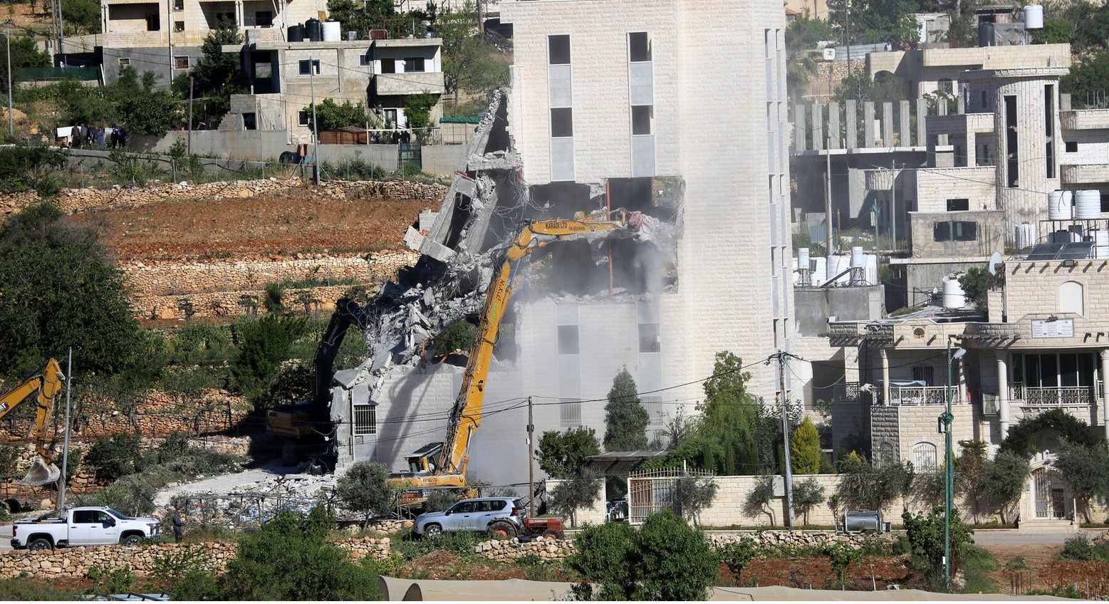 21 avril. Les forces israéliennes démolissent un immeuble de sept étages à Beit Ummar, un village proche de Hébron, dans le sud de la Cisjordanie, sous prétexte qu'il a été bâti sans permis. La propriété se trouve juste en face de la colonie illégale de Karmei Tzur qui a été construite sur des terres palestiniennes volées.