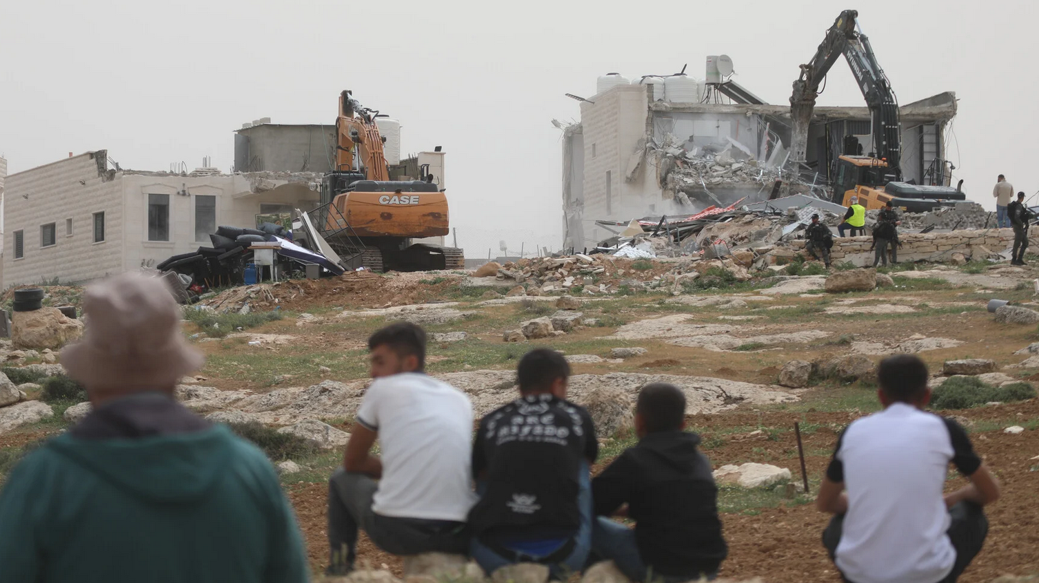 8 avril. Au village d'al-Samua, près de Hébron, dans le sud de la Cisjordanie, l'armée israélienne démolit des maisons palestiniennes en prétextant qu'elles ont été bâties sans permis.