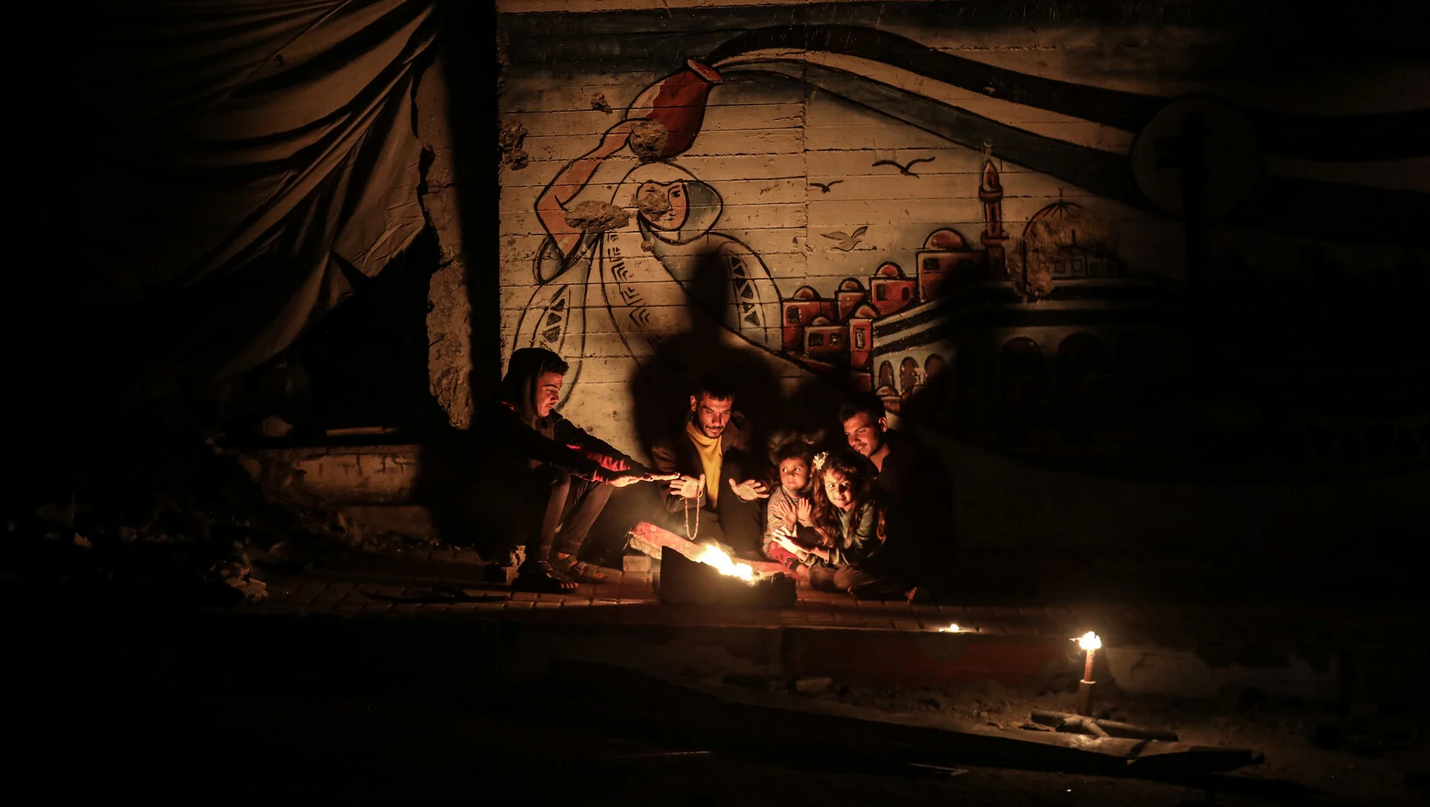 6 avril. Une famille déplacée est assise près d'un feu dans le parc du Soldat inconnu, dans le centre de la ville de Gaza. (Photo : Omar Ashtawy / APA images)