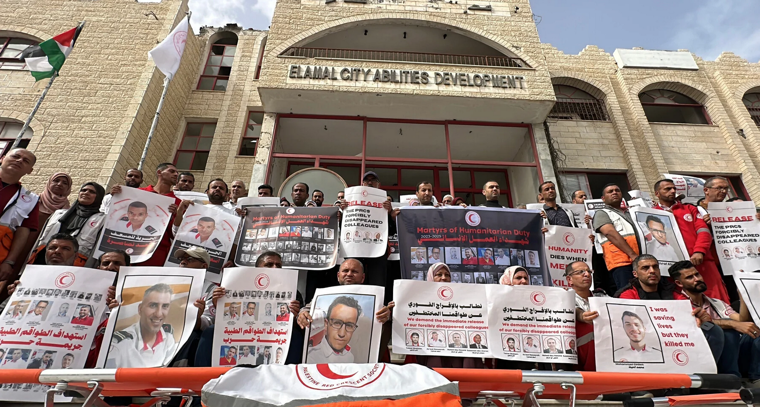 23 avril. Des employés de la Société du Croissant-Rouge de Palestine participent à une veillée de solidarité à Khan Younis, dans le sud de Gaza, afin de réclamer une enquête internationale et la justice suite à l'exécution de 15 secouristes par l'armée israélienne le mois précédent.