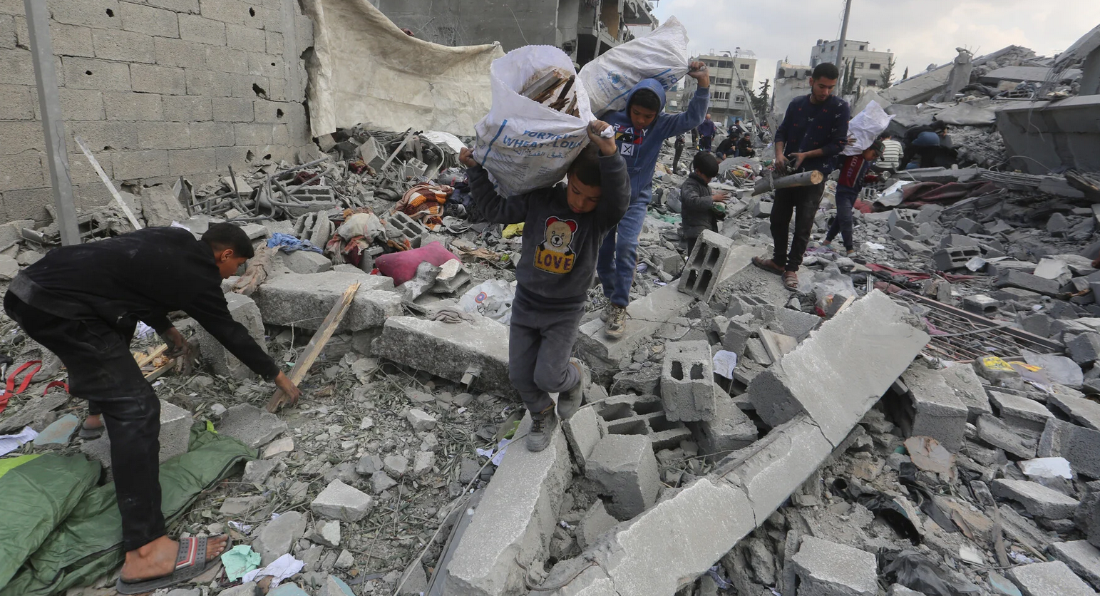 La Palestine en photos. 4 avril. Des Palestiniens récupèrent des objets dans la cour dévastée d'une école un jour après qu'elle a été touchée par une frappe israélienne dans le quartier d'al-Tuffah de Gaza. L'agence de la défense civile de Gaza a déclaré qu'au moins 31 personnes avaient été tuées dans cette attaque contre l'école, qui servait de refuge pour personnes déplacées.