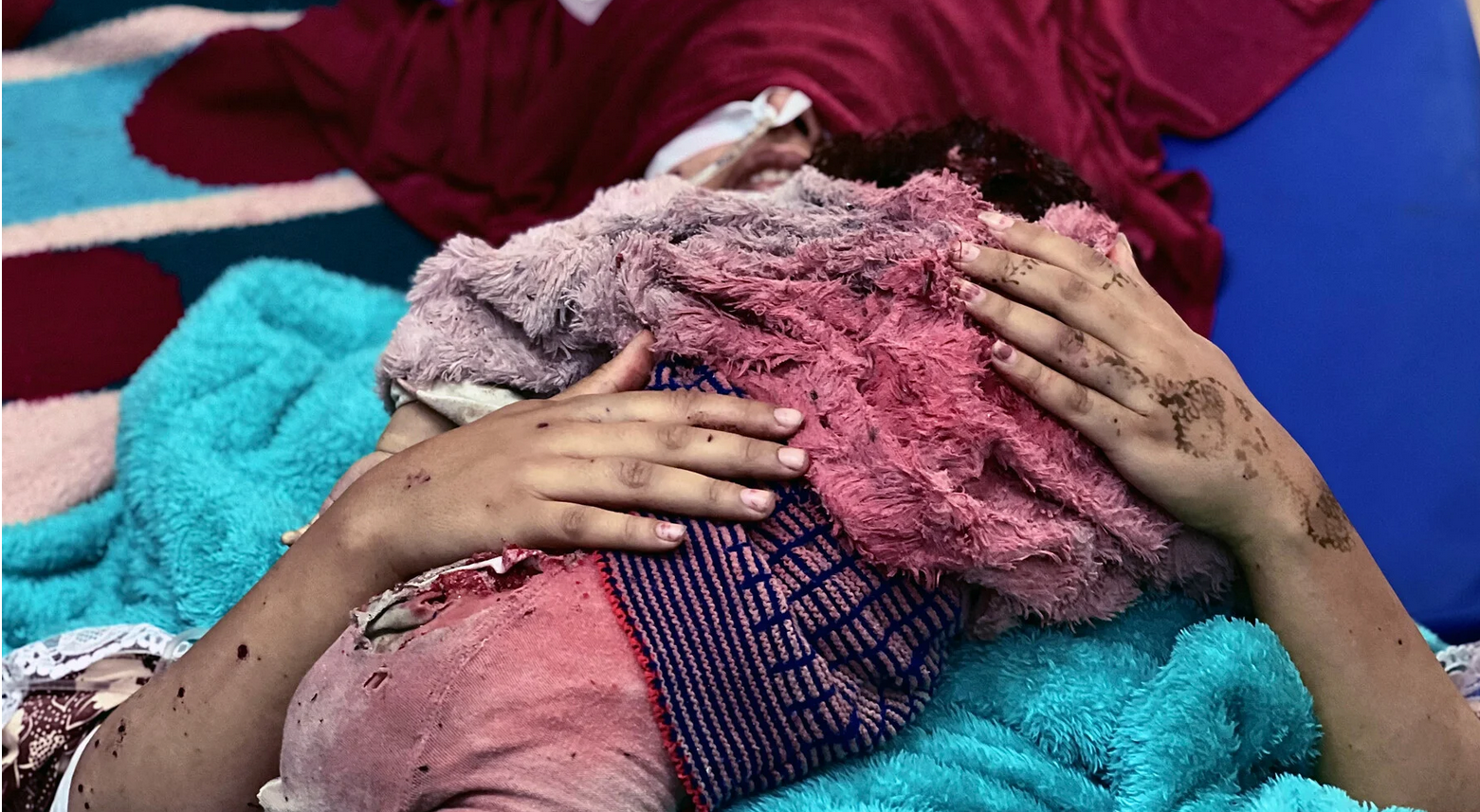16avril. La mère blessée d'Ahlam Siyam, une fillette d'un an tuée la nuit d'avant par une frappe de l'aviation israélienne, étreint le corps de sa fille au Complexe médical Nasser à Khan Younis, dans le sud de Gaza.