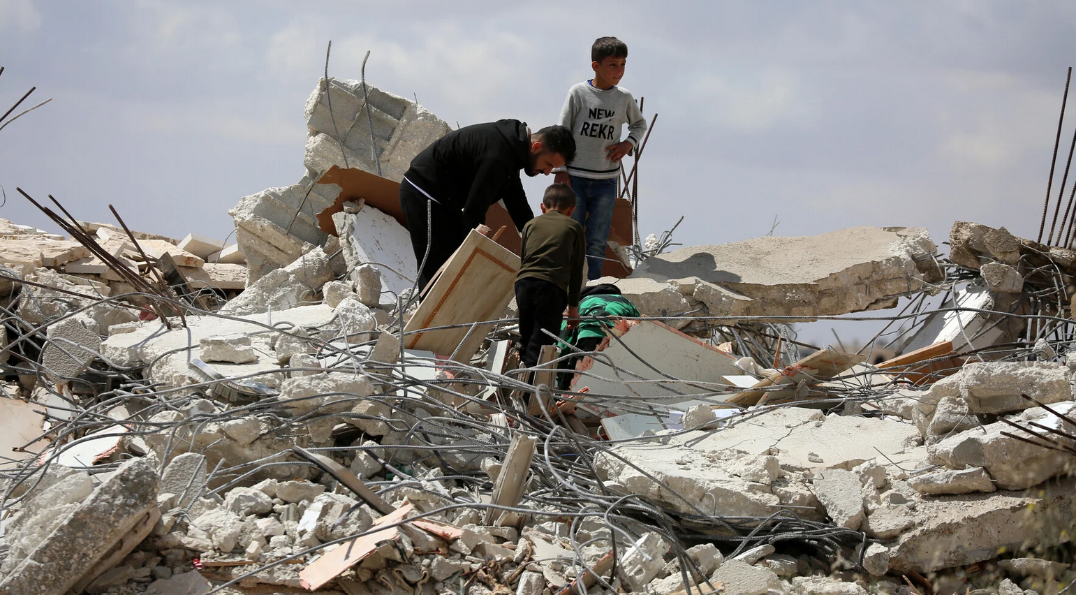 11 avril. Al-Rihiya, un village près de Hébron, dans le sud de la Cisjordanie. Des Palestiniens récupèrent leurs biens après que l'armée israélienne a démoli trois maisons et déplacé une trentaine de personnes en prétextant qu'elles avaient été construites sans permis.(Photo : Mosab Shawer / ActiveStills)