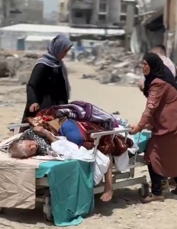 Déplacements des malades sur des civières dans le Nord de Gaza