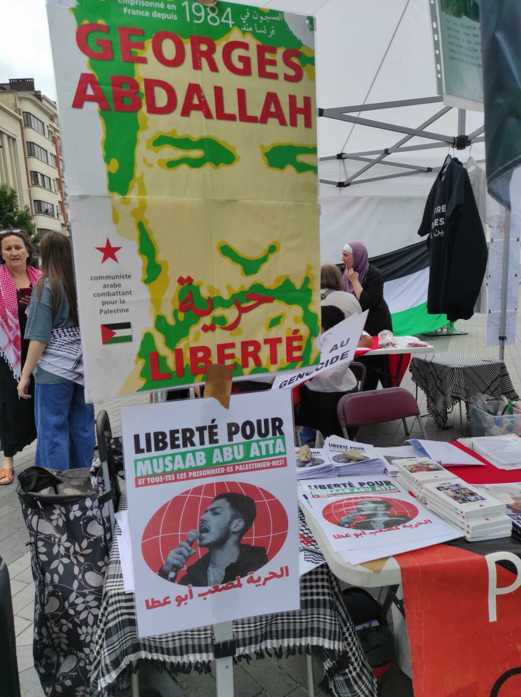 Appels pour la libération de Georges Abdallah et de Musaab Abu Atta au stand de la Plateforme Charleroi-Palestine