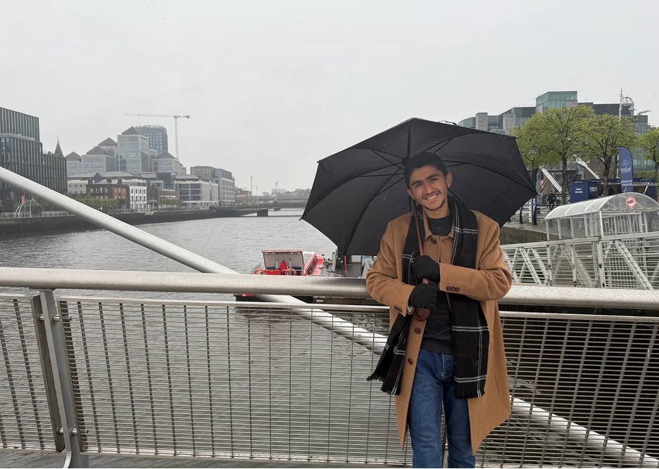20 avril 2025. Abubaker Abed près du fleuve dans le centre de Dublin, en Irlande. (Photo : avec l'aimable autorisation d'Abubaker Abed)