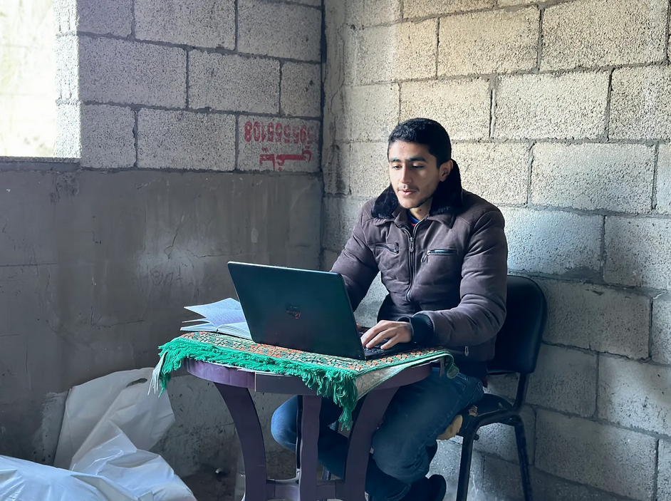 23 janvier 2025. Abubaker rédige un texte chez lui. (Photo : avec l'aimable autorisation d'Abubaker Abed)
