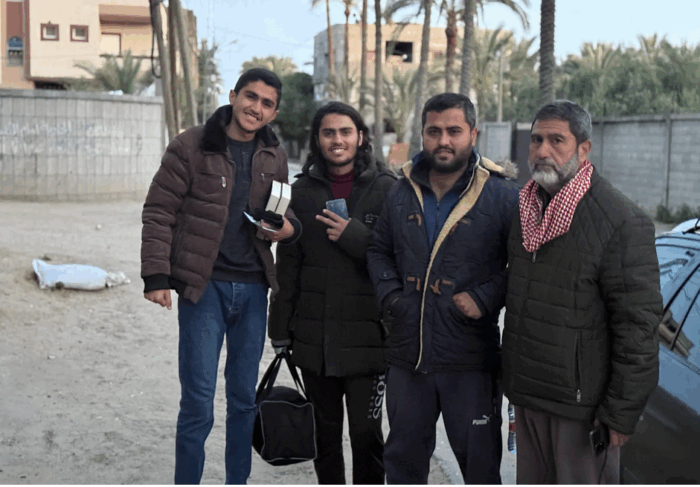 16 avril 2025, le matin du départ. De gauche à droite, Abubaker Abed, son frère un peu plus âgé Mahmoud, son frère aîné Mohammmed et son père, en face de leur maison à Deir al-Balah, dans la bande de Gaza. (Photo : avec l'aimable autorisation d'Abubaker Abed)