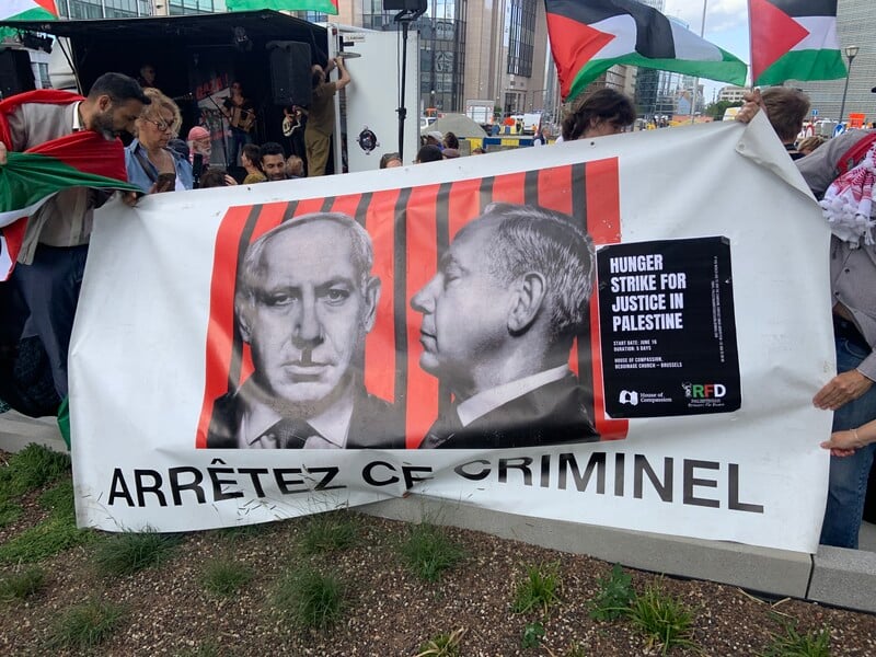 L'UE agira-t-elle un jour contre Israël. Photo : Des manifestants à Bruxelles exigent l'arrestation du criminel de guerre israélien Benjamin Netanyahou. (Photo : David Cronin)