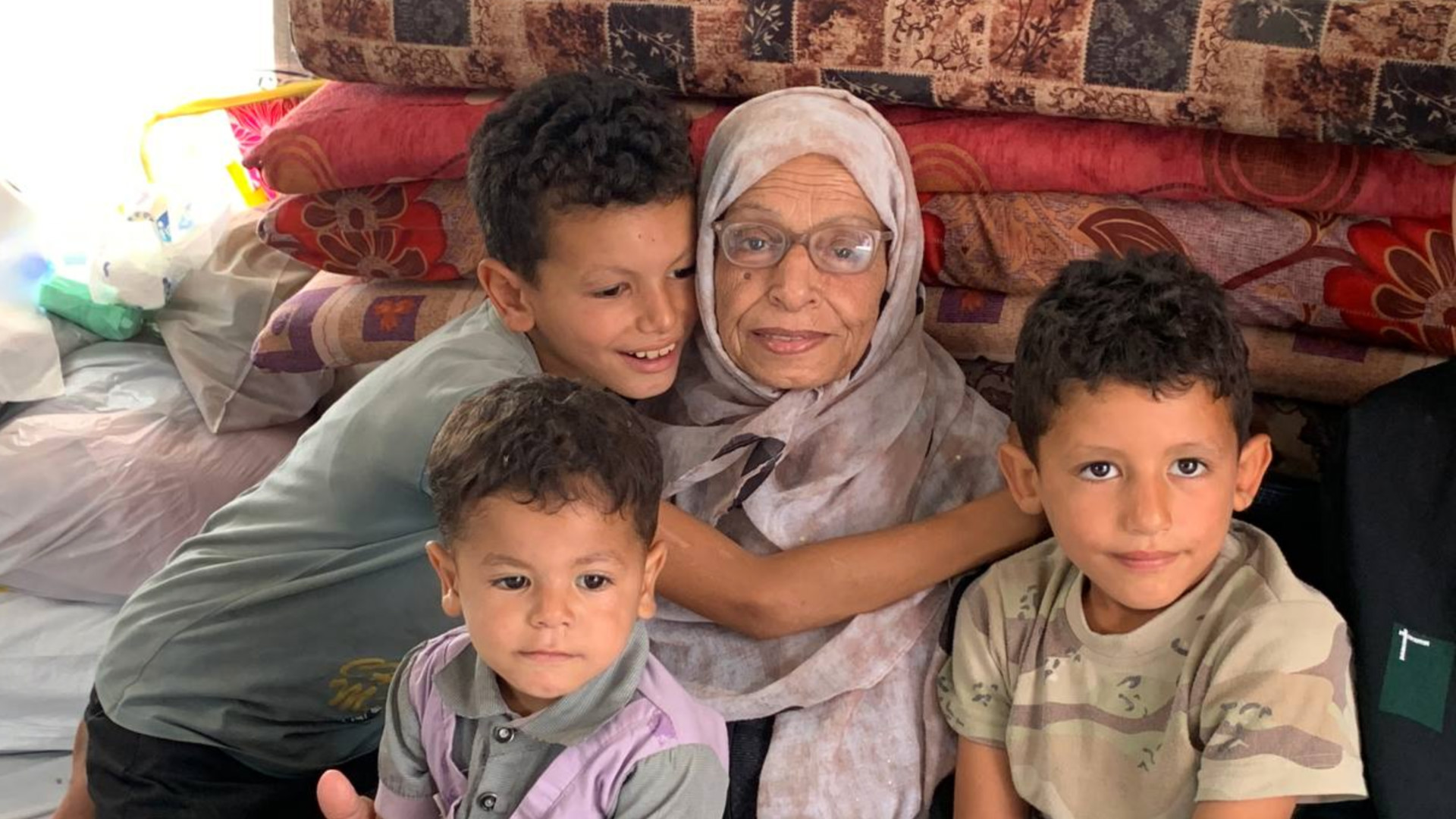 Aziza Qishta entourée par ses petits-enfants. (Photo : MEE / Ahmad Aziz)