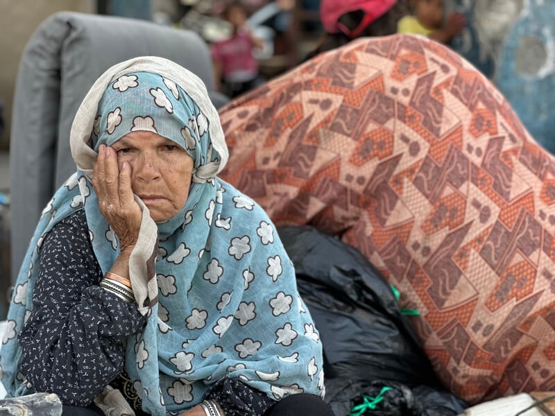 19 mai 2025. Une femme complètement désemparée à al-Mawasi après que l'armée israélienne a ordonné l'évacuation d'une importante zone de Khan Younis, dans le sud de Gaza. (Photo : Moaz Abu Taha / APA images)