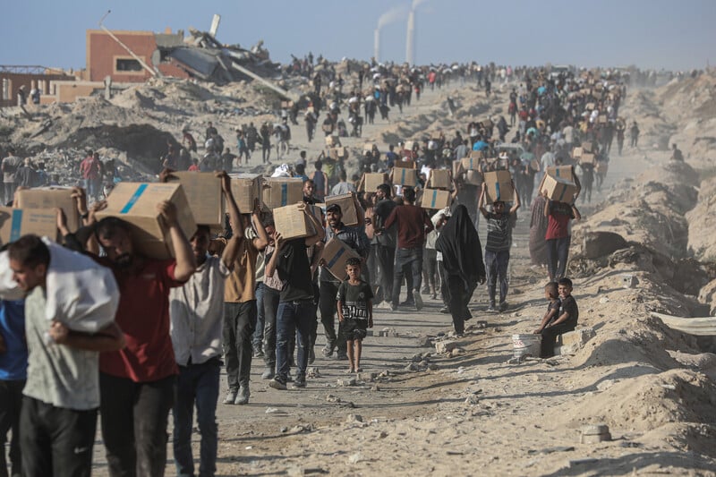 16 juin. Des gens transportent des boîtes de rations alimentaires de l'ONU à Gaza même. (Photo : Omar Ashtawy / APA images)