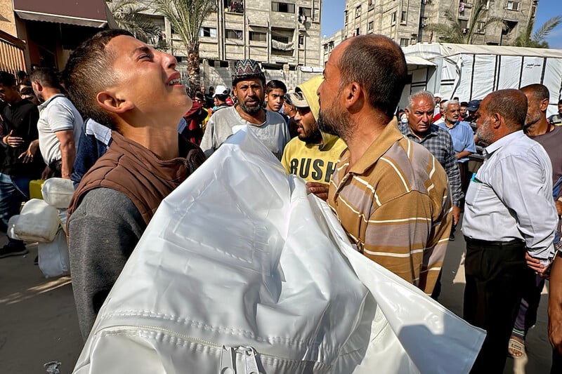 10 juin. Des Palestiniens pleurent des êtres chers tués par des attaques de drones israéliens contre des tentes de réfugiés à Khan Younis, dans le sud de la bande de Gaza. (Photo : Moaz Abu Taha / APA images)