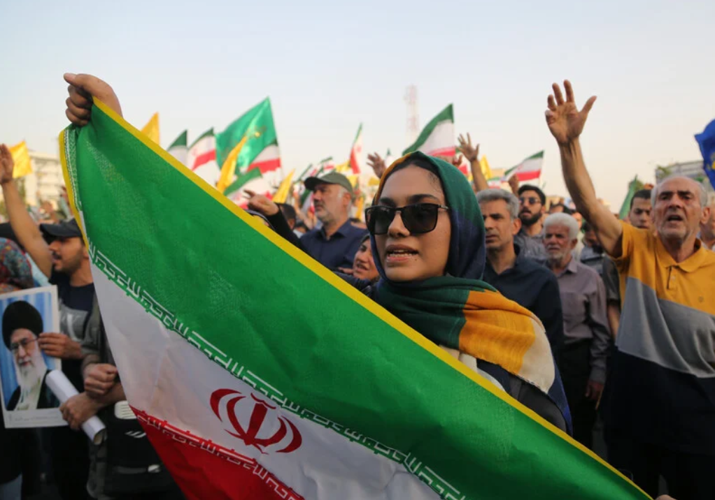 Le 24 juin, place Enghelab à Téhéran, les gens saluent l'entrée en vigueur d'un cessez-le-feu entre l'Iran et Israël. (Photo :Sha Dati / Xinhua News Agency)