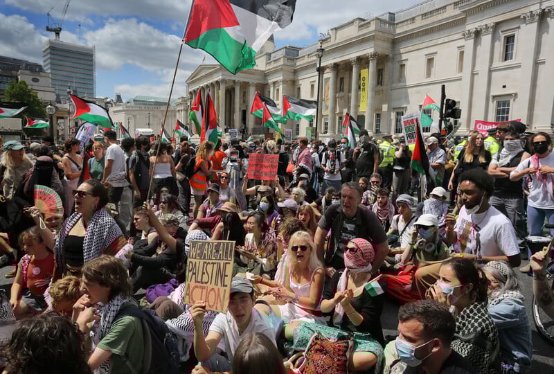 Une manifestation de type « Nous sommes tous Palestine Action », ce lundi, à Londres.