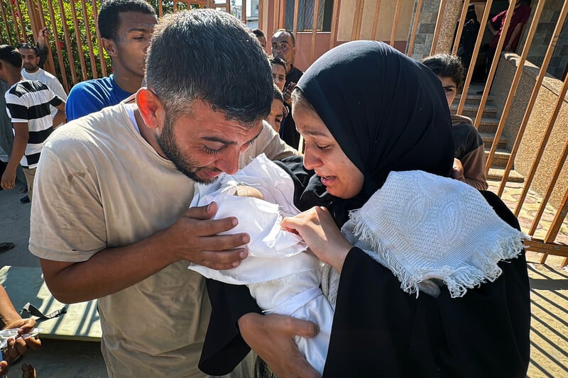 Pas de trêve en vue alors que les enfants de Gaza succombent à la famine. Photo : 26 juin. Une famille pleure le décès de son enfant en bas âge mort de malnutrition à l'extérieur du Complexe médical Nasser à Khan Younis, dans le sud de Gaza. (Photo : Abdallah Alattar / APA images)