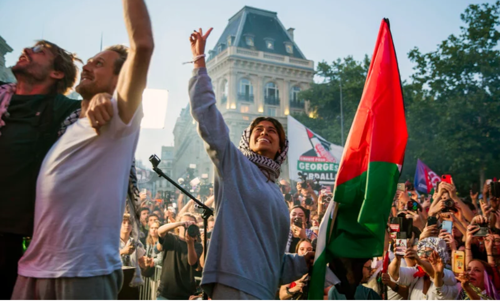 Rima Hassan, une députée européenne franco-palestinienne, en compagnie de Baptiste André et de Reva Seifert Viard, à Paris le 12 juin. En début de mois, tous trois étaient passagers du navire « Madleen » et ont été enlevés par des commandos israéliens dans les eaux internationales alors qu'ils tentaient de briser le siège de Gaza. (Photo : Anne Paq / ActiveStills)