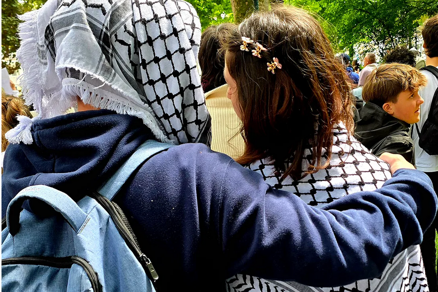 Exiger une justice qui transcende la destruction. Photo : Deux activistes au Festival Palestine de Bruxelles, le 7 juin 2025.