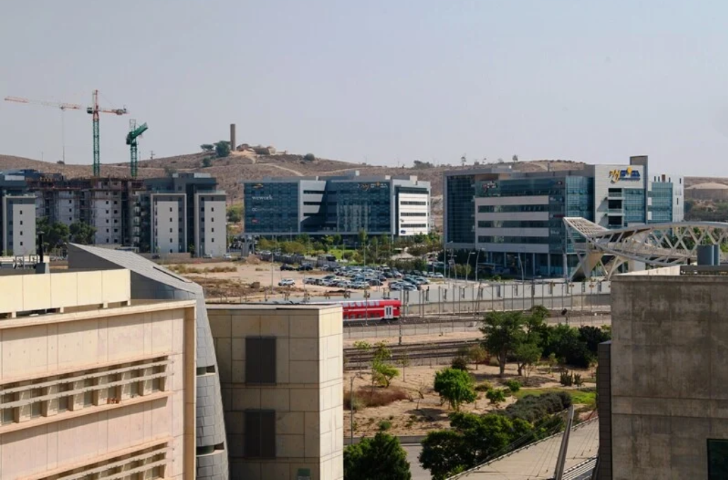 Les médias israéliens censurent la frappe iranienne sur la base de cyberguerre. Photo :Une photo publiée en 2018 par l'Université Ben-Gourion montre le campus de cyberguerre de Gav Yam de l'armée israélienne à Beersheba au moment de sa construction. On peut constater une ressemblance manifeste avec les immeubles endommagés par une frappe iranienne le 20 juin 2025. (Photo : Ben-Gurion University)