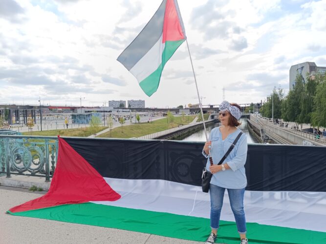 Les drapeaux palestiniens le 11 juillet 2025 sur un pont de la Sambre à Charleroi