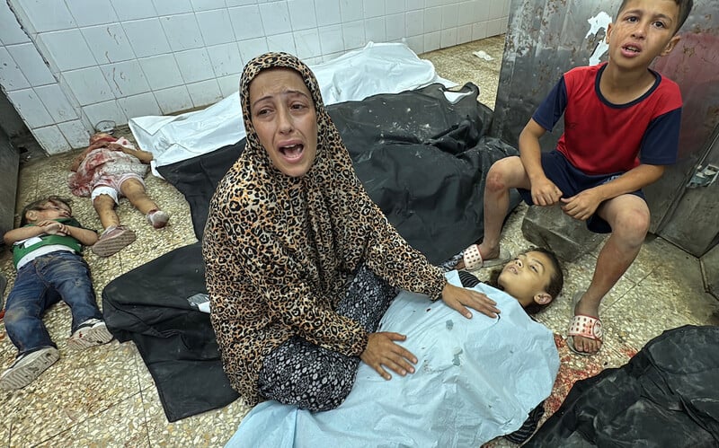 Israël intensifie ses attaques contre Gaza tout en élaborant des plans d'installation de camps de concentration à Rafah. Photo : 10 juillet. Une frappe de drone israélien vient de tuer des Palestiniens, majoritairement des enfants et des femmes, qui faisaient la file pour recevoir un peu d'aide alimentaire d'une ONG à Deir al-Balah.
