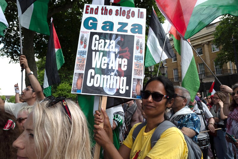 15 juin 2025. Toute une coalition d'organisations de solidarité avec la Palestine marche vers Downing Street, dans le centre de Londres, dans le même temps que les activistes de la Marche mondiale vers Gaza tentent d'atteindre le passage de Rafah. 