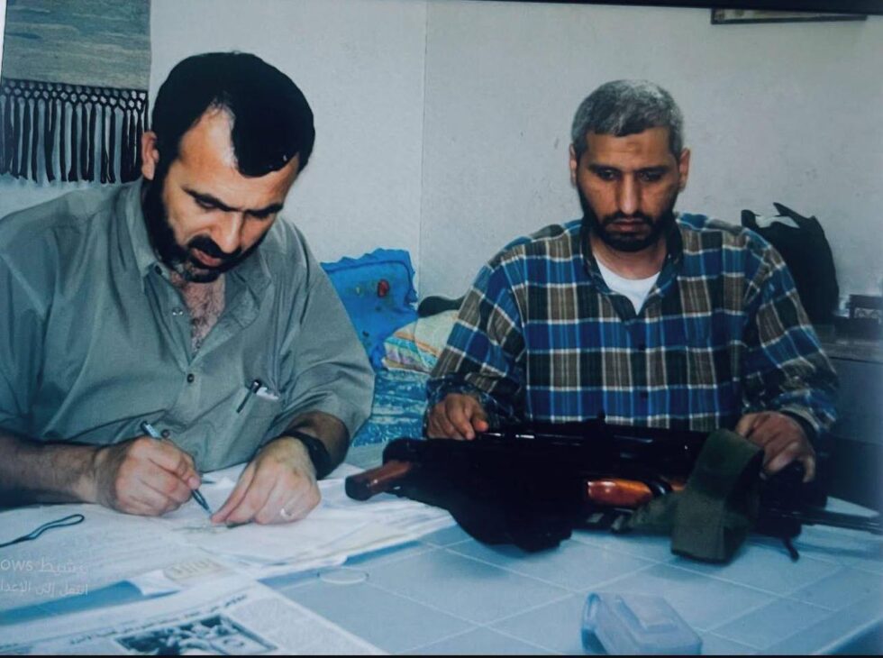 Une photo rare du commandant général martyr des Brigades Qassam, Mohammad al-Deif (Abu Khaled) (à droite), avec le commandant martyr Marwan Issa (Abu al-Baraa) (à gauche), commandant adjoint de l'état-major général.