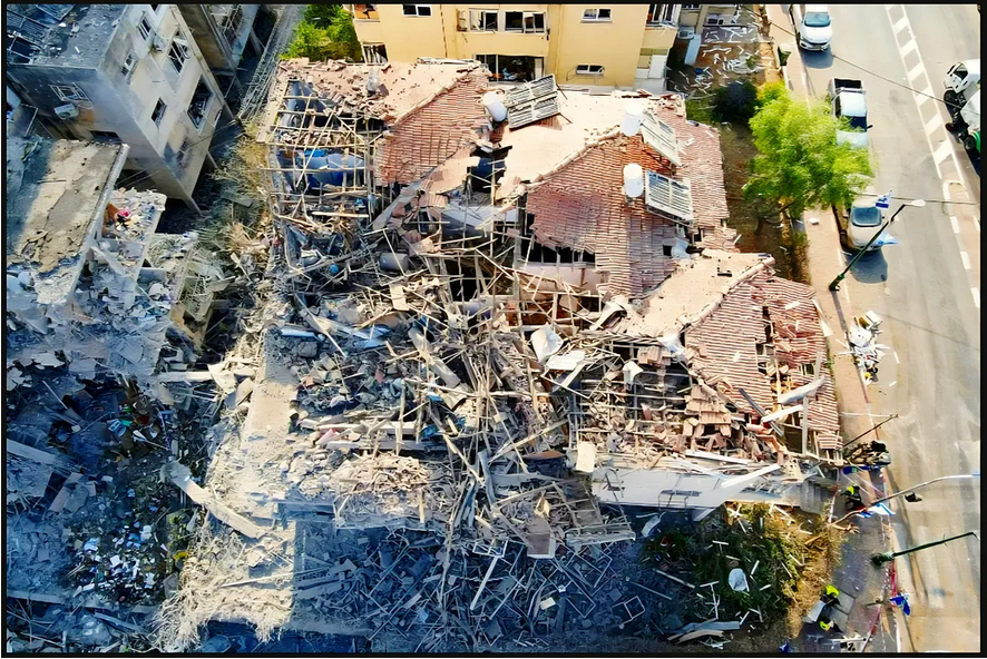 Le paradoxe de la philosophie israélienne de la « victoire totale ». Photographie de MEE montrant les importants dégâts provoqués en Israël par les frappes de représailles iraniennes après qu'Israël a attaqué Téhéran et d'autres villes, tuant ainsi des dizaines d'Iraniens. (Photo de MEE publiée le 14 juin 2025)