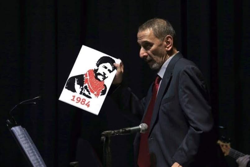 Ziad Al-Rahbani montrant la photo Georges Abdellahau Centre culturel Marouf Saad à Saida, le 27 octobre 2018. 