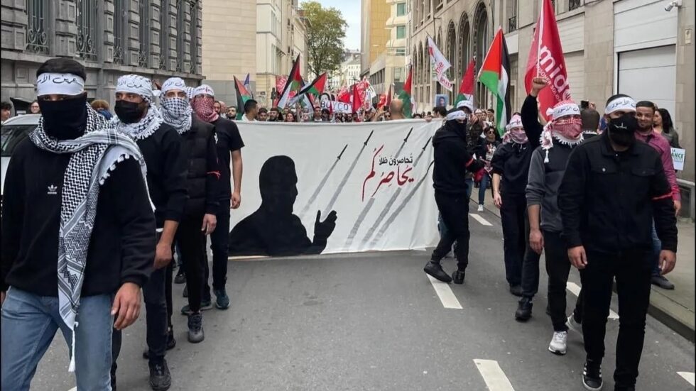 Tant qu'il y aura un souffle de résistance et de vie dans notre peuple, il restera vivant parmi nous. Premier anniversaire du martyre du commandant Mohammad al-Deif, « Abu Khaled ».