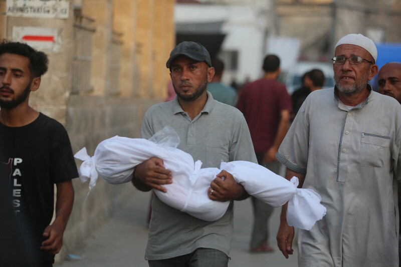 Des proches pleurent la perte d'un enfant tué par une frappe israélienne contre la ville de Gaza, le 15 août. (Photo : Omar Ashtawy / APA images)