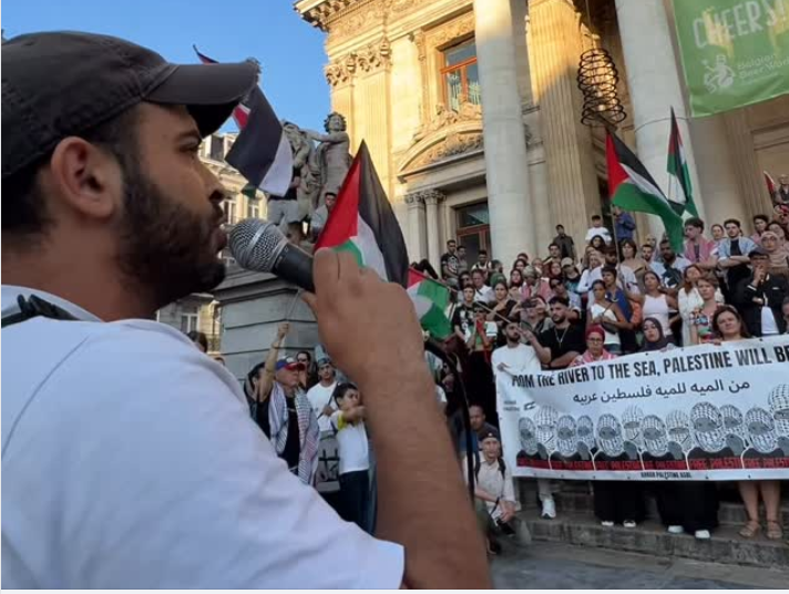 De nombreuses personnes et associations se sont prononcées contre le retrait du statut de réfugié de Mohammed Khatib, qui avait été annoncé par la CGRA  mercredi 6 août. Photo : Mohammed Khatib prenant la parole à la Bourse le 9 août.