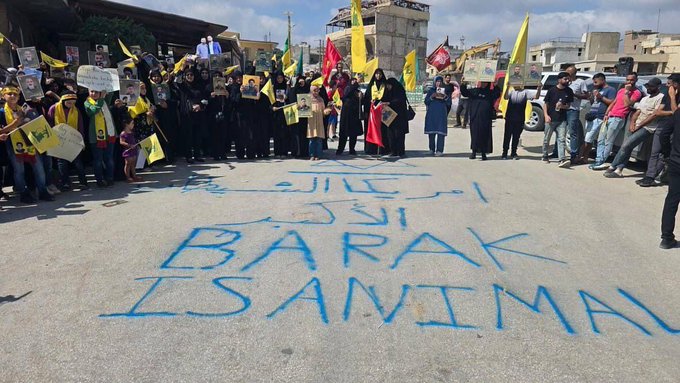 "Barrack est un animal", peut-on lire peint sur les murs de Khiam, dans le Sud-Liban, une localité qui a été témoin des combats terrestres les plus acharnés entre la résistance libanaise et les envahisseurs israéliens. Les habitants de Tyre et de Khiam s'étaient bien préparés à recevoir l'envoyé américain Tom Barrack qui, depuis, a annulé son voyage dans le sud du pays.