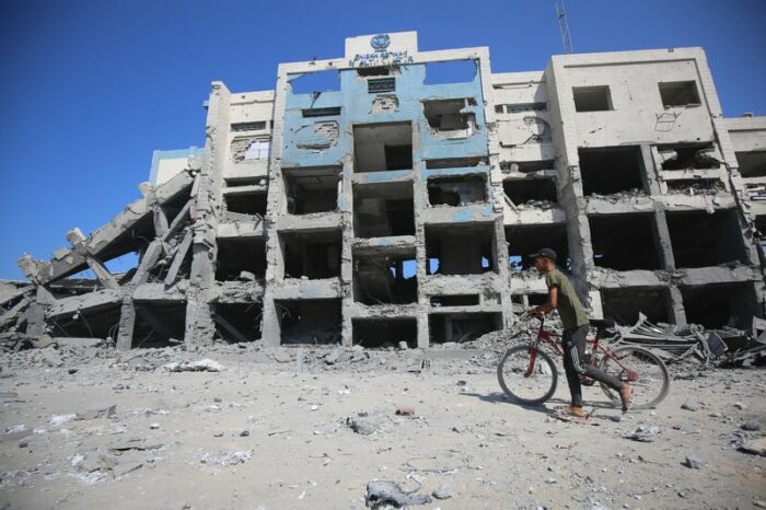 Les largages aériens tuent les affamés avec de la nourriture avariée. Photo : Ville de Gaza. 6 août 2025. Les forces israéliennes ont bombardé une antenne de soins de santé appartenant à l'UNRWA, l'agence de l'ONU pour les réfugiés de Palestine, où s'étaient réfugiées des personnes déplacées. 