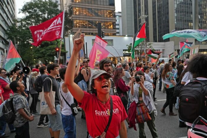 Les Palestiniens en Amérique latine s'organisent contre l'oblitération. Photo : Rawa Alsagheer lors d'une manifestation à Sao Paolo, au Brésil, le 17 mai 2025. (Photo : Ratib Al Safadi)