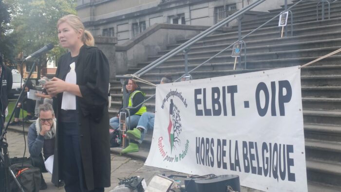 Une des avocat.e.s d'Anuna De Wever vient expliquer le déroulement du procès aux manifestants qui ont été empêché d'entrer au Palais de Justice de Tournai