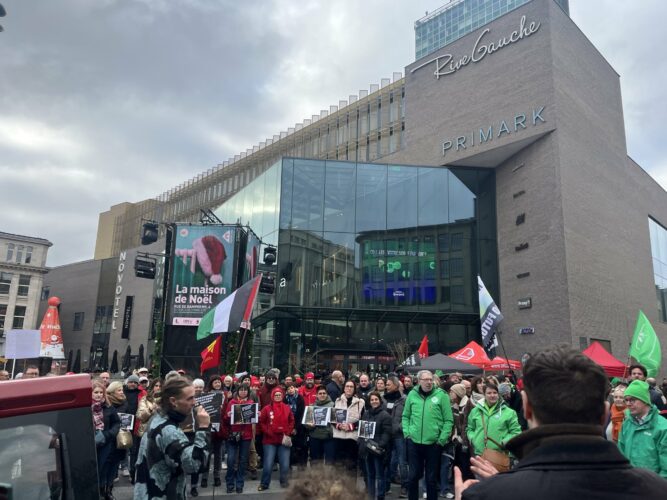 Achilles et T'moin, jeunes artistes bruxellois ont appelé lors de leur prestation à poursuivre la lutte : Grève générale !