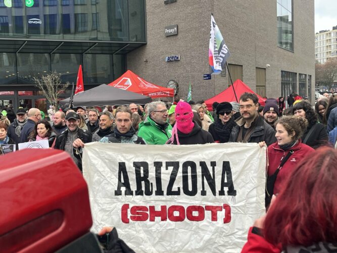 Achille et Tmoin, jeunes artistes bruxellois ont appelé lors de leur prestation à poursuivre la lutte : Grève générale !