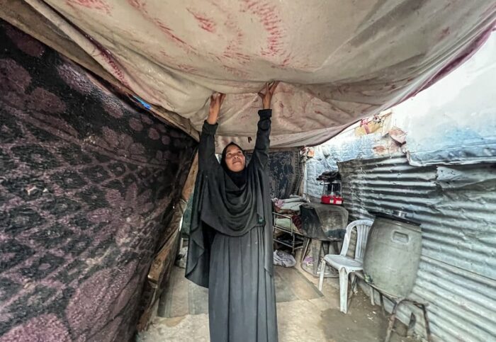 5 novembre 2025, au camp de réfugiés de Nuseirat. À l'approche de l'hiver, les Palestiniens déplacés de force ont bien du mal à se débrouiller dans leurs conditions de vie des plus pénibles que leur imposent les attaques d'Israël. L’État sioniste continue de bloquer l'entrée des matériaux destinés à monter des abris décents. (Photo : Belal Abu Amer / APA images)