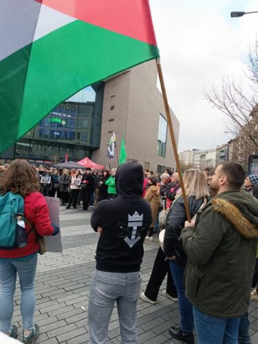 Le drapeau palestinien était présent Place Verte à Charleroi lors de la grève générale du 27 novembre
