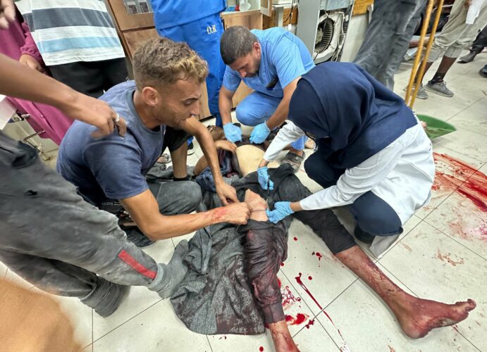 Violations du cessez-le-feu à Gaza par Israël. Une personne blessée est soignée sur le sol du complexe médical Nasser à Khan Younis, dans le sud de Gaza, après l'afflux de victimes suite à une attaque israélienne contre une cuisine communautaire fournissant des repas gratuits aux personnes déplacées, le 2 novembre. Tamer Ibrahim, images APA.