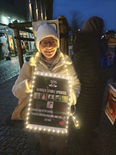 Action de sensibilisation dans le centre-ville de Charleroi en soutien aux grèves de la faim dans les prisons britanniques