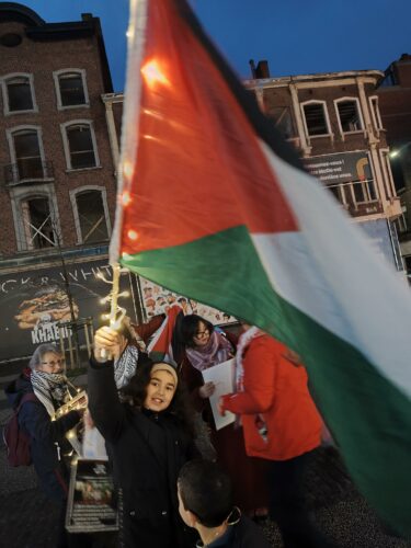 Action de sensibilisation dans le centre-ville de Charleroi en soutien aux grèves de la faim dans les prisons britanniques