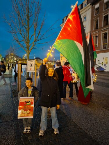 Action de sensibilisation dans le centre-ville de Charleroi en soutien aux grèves de la faim dans les prisons britanniques