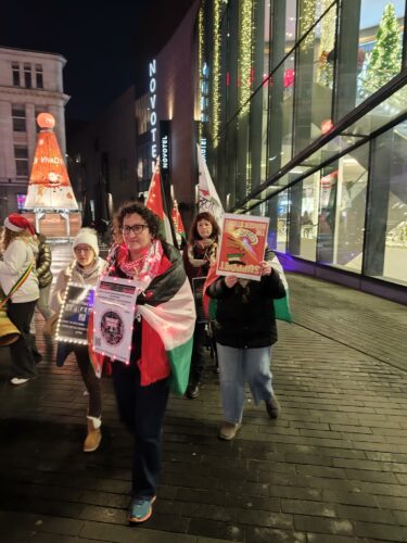 Action de sensibilisation dans le centre-ville de Charleroi en soutien aux grèves de la faim dans les prisons britanniques